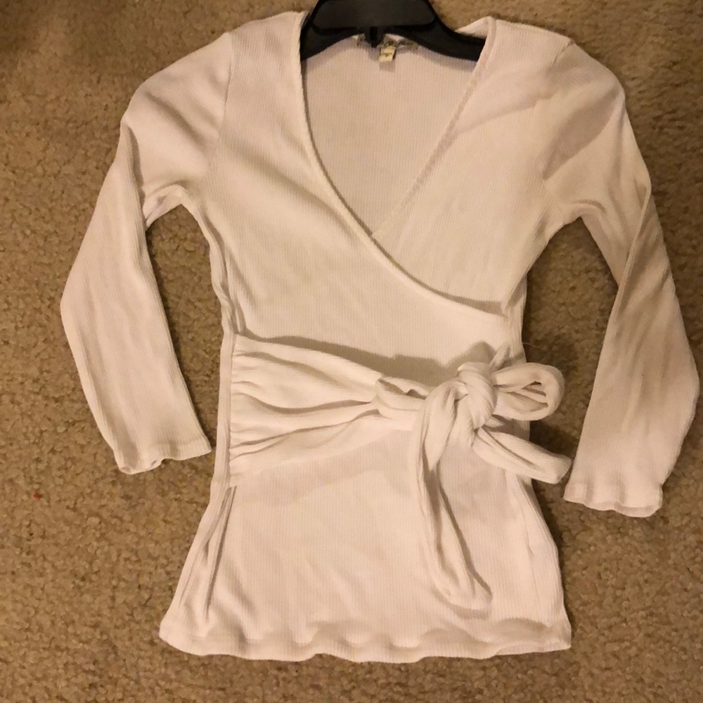 V-neck belted white top. 3/4 of a sleeve
